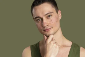 Mężczyzna z pojawiającym się latem trądzikiem